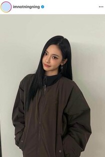 aespa・ニンニン、タンクトップ×デニムのコーデで自撮りショット　神スタイルで色気ダダ漏れ