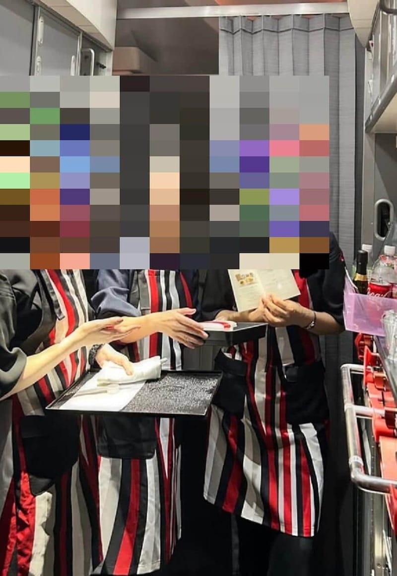 JALのCA2人(左右)と話す女性(女性のインスタ投稿から、現在は削除)