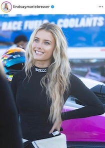 美女レーサーのリンジー・ブルワー、へそ出しコーデで美貌ダダ漏れ...笑顔にキュン　衝撃の神スタイル