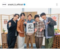 嵐、新曲リリースを5人そろって動画で発表　大野智、日焼けした？「めっちゃかっこいい」