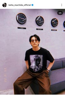 町田啓太、ワイルド風貌に激変...「イカつい！！」「ヤバすぎ」金髪＆組んだ腕に注目　ドラマのオフショット
