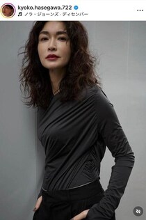 長谷川京子、タンクトップ姿で朝からピラティスに集中...美しいポージング　「素敵すぎ」美ボディ炸裂