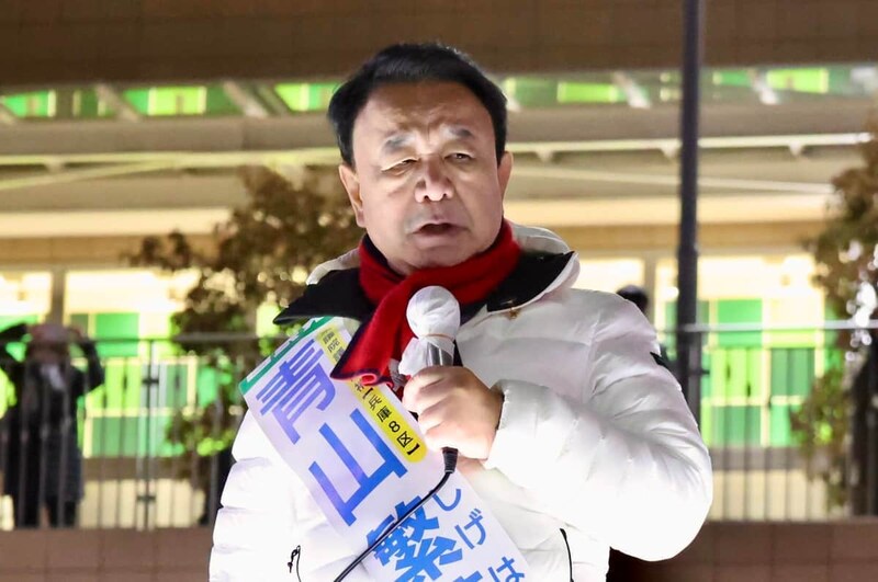 演説する青山繁晴氏（2026年1月27日、兵庫県尼崎市）