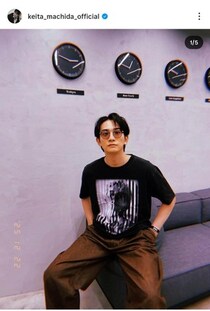 町田啓太、ワイルド風貌に激変...「イカつい！！」「ヤバすぎ」金髪＆組んだ腕に注目　ドラマのオフショット