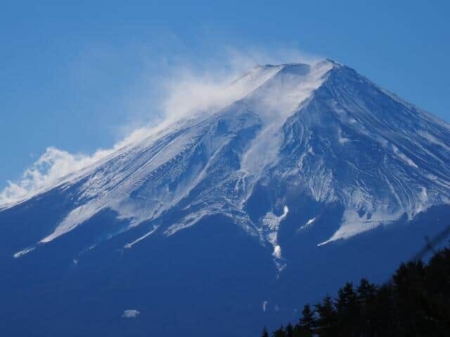 冬季閉山中の富士登山が問題になっている