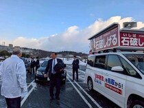 石破茂前首相、大雪も防寒着なしでビラ配り　「雪道を慎重に」