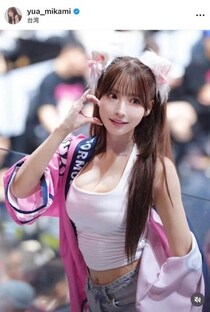 三上悠亜、ミニスカ制服風衣装でキレッキレなダンス「可愛すぎる」大絶賛　「めちゃアイドル」「毎秒美しい」