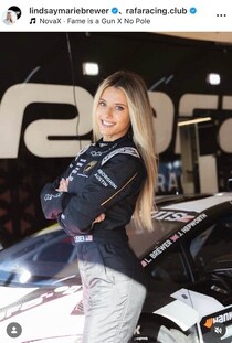 美女レーサーのリンジー・ブルワー、へそ出しコーデで美貌ダダ漏れ...プールをバックに　衝撃の神スタイル