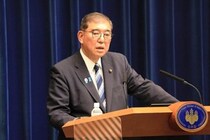 「ワンちゃんと仲良くなりたいしげる」石破茂前首相、犬と戯れる動画で話題　吠えられ続け...「なぜか和む」の声