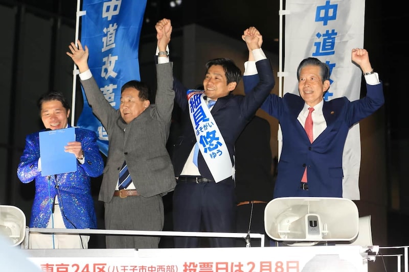 与野党の党首経験者が同じ選挙カーで演説した。左から公明党出身で中道改革連合から立候補している伊佐進一元衆院議員、立憲民主党の枝野幸男元代表、中道から立候補している細貝悠氏、公明党の山口那津男元代表