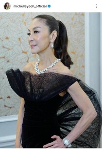 「007」ボンドガールつとめたミシェル・ヨー、大物夫と額をコツン　ミラノ五輪の開会式で...仲良し2ショット