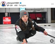 カーリング吉田知那美＆藤澤五月、ユニ姿と雰囲気違って...お姉さん風なスカートのコーデで　笑顔ステキ2ショット