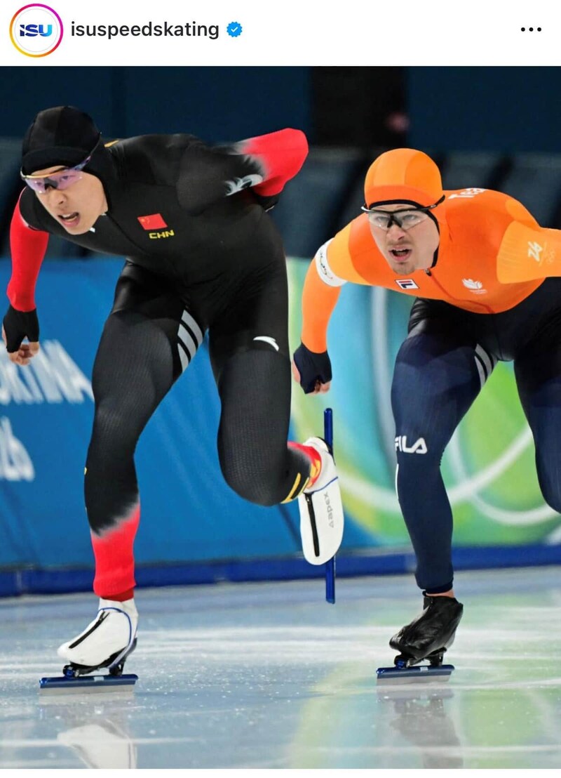 レース中の中国選手とオランダ選手(ISUインスタグラムより)