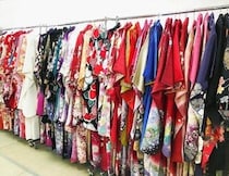 「外国人への着物無料レンタル」と広がる誤解　東京・豊島区、新宿区で行われる成人式和服着付けサービス