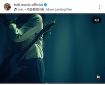 「素顔非公開」tuki．セーラー服姿の「顔ハメ等身大パネル」紹介ショット　「スタイルいいな」「身長高そう」