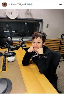 大竹しのぶ、赤チェック柄スカートのコーデで...笑顔にキュン　「若々しい可愛い」「ほんとに可愛い～」