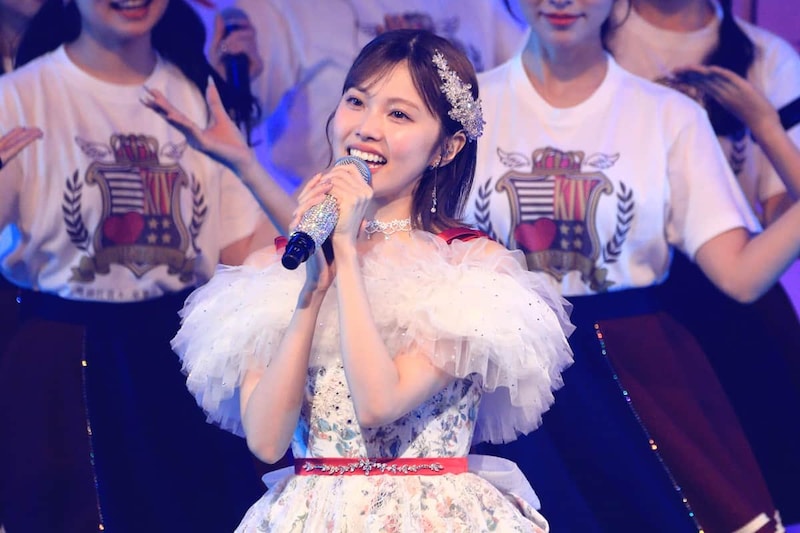 ドレス姿でセンター曲「半袖天使」を歌う地頭江音々さん