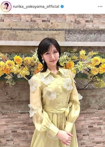 横山ルリカ、ミニスカゴルフウェアで...諸見里しのぶと2ショット　美しいグリーンをバックにして