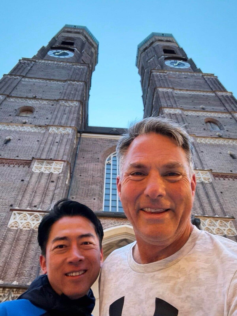 ランニング中に自撮りでツーショット。オーストラリアの副首相兼国防相とのひとコマだ（小泉防衛相のXから）