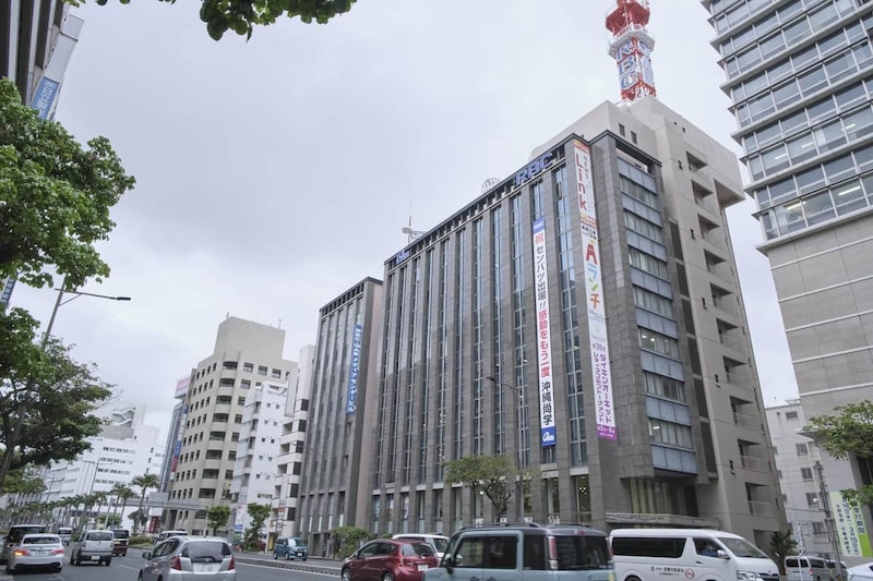 琉球放送(RBC)と琉球朝日放送(QAB)の社屋。RBCのローカルニュースでトラブルが起きた(写真:アフロ)