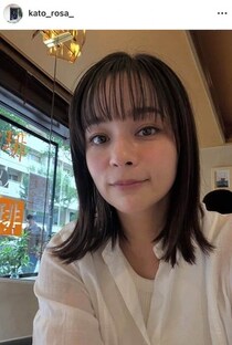 加藤ローサ、レースの白ワンピ姿で...頬に手を添え笑顔ショット　「ほんと美人」「可愛すぎ」色気にドキっ