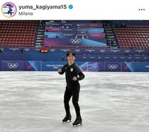 フィギュア銀・鍵山優真、コーチの元世界女王コストナー＆父と歓喜の3ショット　「最高の笑顔」話題に