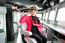 小林幸子さん、海自護衛艦「ふゆづき」で海軍カレーに舌鼓　変わらぬオーラに「ラスボス感半端ない」