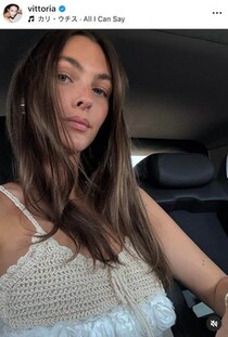 ミラノ五輪開会式で話題の美女モデル、緑トップス×デニムで...神スタイル炸裂　美貌ダダ漏れ自撮りショット