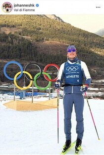 「ノルウェーの英雄」クロカン絶対王者・クレボ、3つの金メダルを丁寧に並べ...喜び炸裂ショット