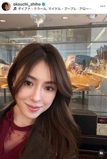 大河内志保、ミニ丈ニットワンピ×ブーツのコーデで色気ダダ漏れ　「いくつになっても綺麗」すらり神スタイル