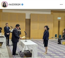 筆談ホステス・斉藤里恵議員、特別国会で初登院...清楚なスタイルで　「議席をお預かりした責任の重さ」実感