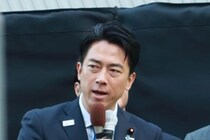 小泉進次郎、高市首相へのさりげない「気遣い」に称賛　ドレスのまくれに気づき...「素敵すぎる」「カッコいい」