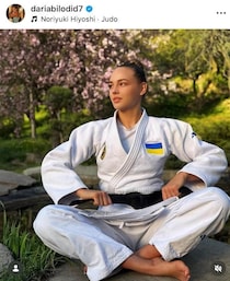 ウクライナ美女柔道・ビロディド、レースの白ワンピで...ポニーテールに手を添え　異次元の美貌ダダ漏れショット