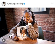 「天使にラブ・ソングを...」ウーピー・ゴールドバーグ70歳、鮮やかイエローのコートで...ステキにポージング