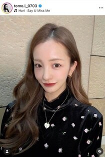 板野友美、脚ほそっミニスカ×黒タイツのコーデで...カワイイがダダ漏れショット　髪結んでるところパシャリ