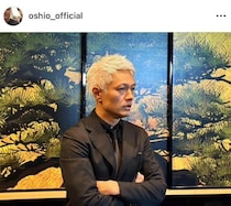 押尾学47歳、シルバーヘア＆メガネ姿のイケおじ近影　雪景色をバックに...クールにたたずむ