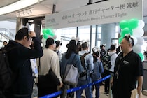 ディズニー「世界最大級」リゾート、おひざ元にZIPAIRが直行便　乗客はカチューシャ姿で飛行機へ