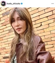 工藤静香、ギュッと愛犬を抱きしめ2ショット　「前代未聞のツンデレ半端ない」「もう可愛くてね」