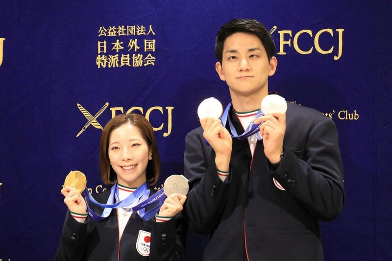 記者会見でメダルを手に笑顔を見せる「りくりゅう」こと三浦璃来選手（左）と木原龍一選手（右）