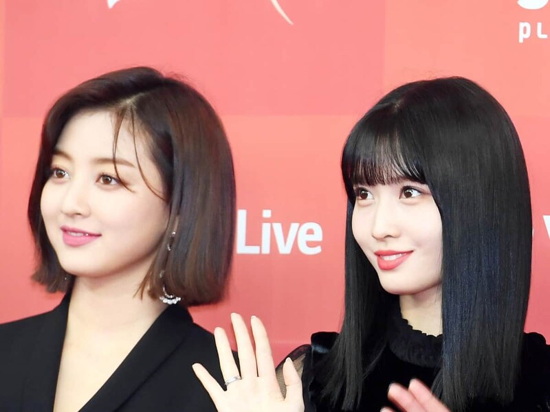 左から「TWICE」ジヒョさん、モモさん(写真:アフロ)