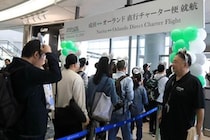 ディズニー「世界最大級」リゾート、おひざ元にZIPAIRが直行便　乗客はカチューシャ姿で飛行機へ