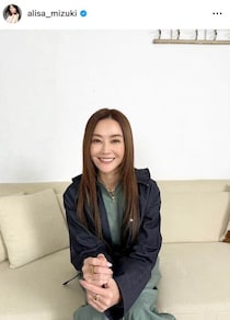 観月ありさ、黒スカート×レザージャケットで...夜景に負けない美貌ダダ漏れショット　「美しすぎ」