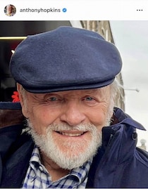 「羊たちの沈黙」レクター博士役アンソニー・ホプキンス88歳、元気そう近影に注目　手でハート型つくって