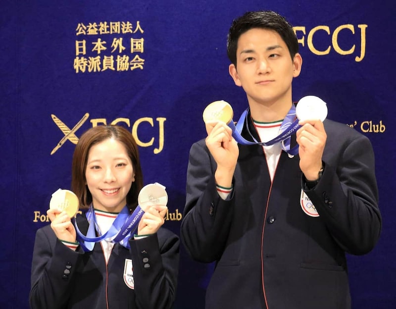 メダルを手にする「りくりゅう」こと三浦璃来選手（左）と木原龍一選手