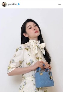 キム・ヨナ、シックな黒ジャケットあわせ...変わらぬ美貌ショット　フレグランスを手に優雅な雰囲気で