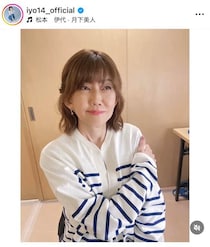 松本伊代、赤チェック柄の膝上ミニスカワンピで超キュート　「まさかのAKBさんと一緒の衣装をきれるとは」