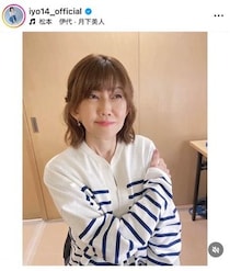 松本伊代、赤チェック柄の膝上ミニスカワンピで超キュート　「まさかのAKBさんと一緒の衣装をきれるとは」