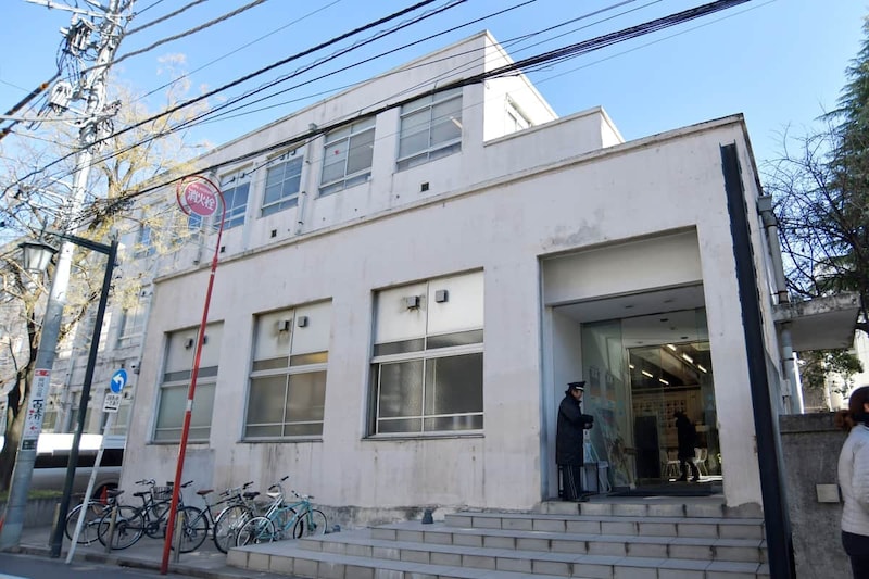 吉本興業東京本部。かつては新宿区立四谷第五小学校として使用されていた（写真：アフロ）