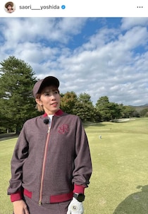 吉田沙保里、真っ白ミニスカウェアで...ゴルフのレッスンを　「めっちゃスタイルいい」「かわい～い！」