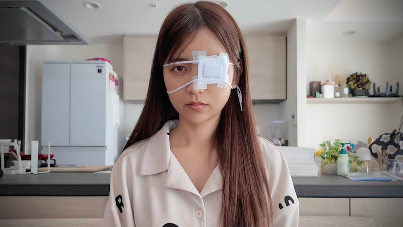 人気YouTuber・ゆんさん。眼帯姿で近況を報告した（ゆんさんのXから）